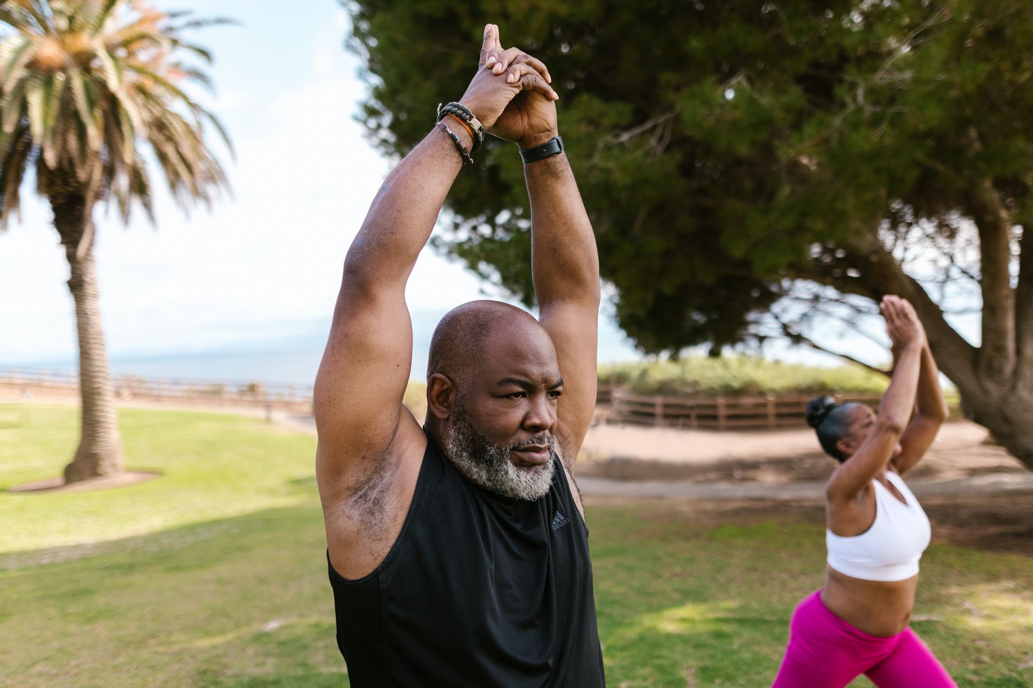 Mieux vaut-il pratiquer le yoga en groupe ou en cours individuels ?
