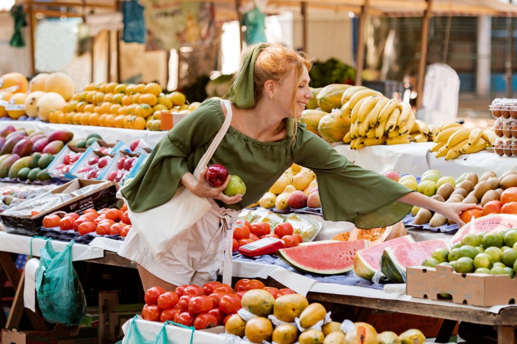 Une personne fait ses courses au marché.