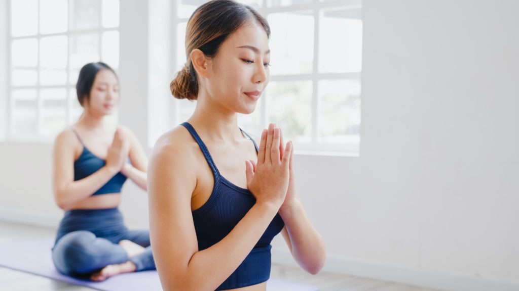 Deux personnes ont l'air sereines grâce aux asanas.