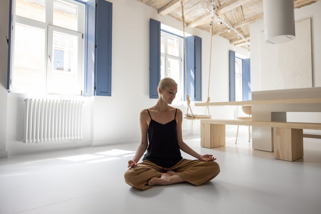 Une pratiquante de yoga semble faire de la méditation.