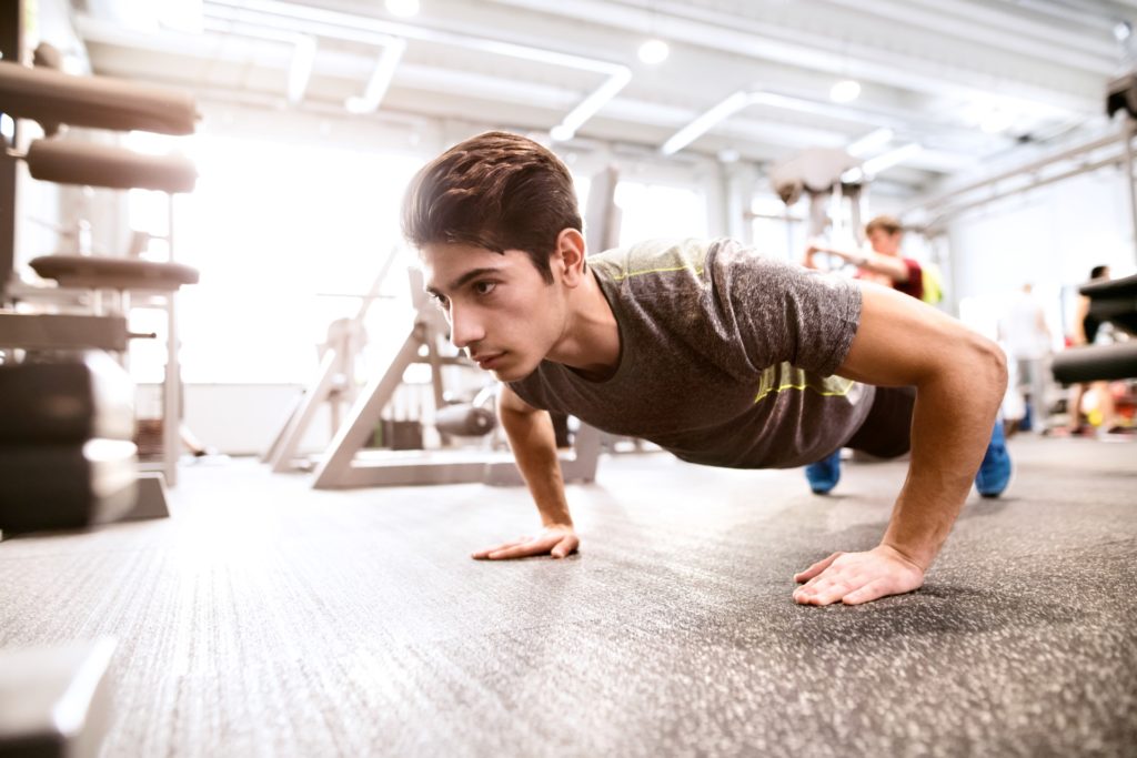 Un sportif s'entraîne lors d'une préparation physique.