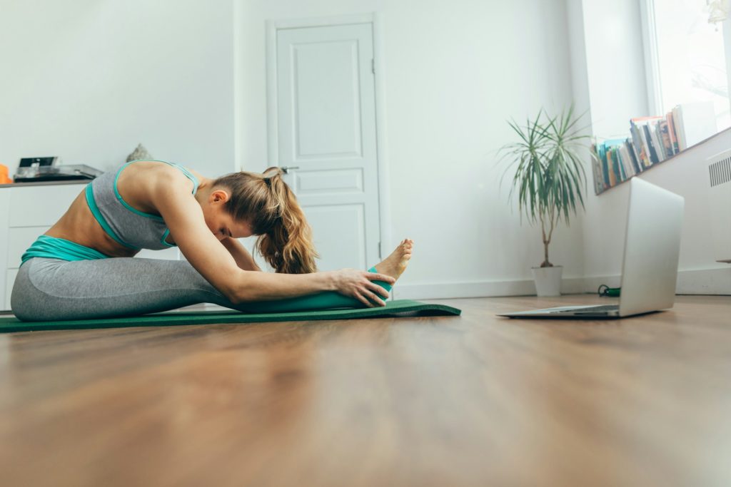 Une pratiquante de yoga effectue une position relaxante.