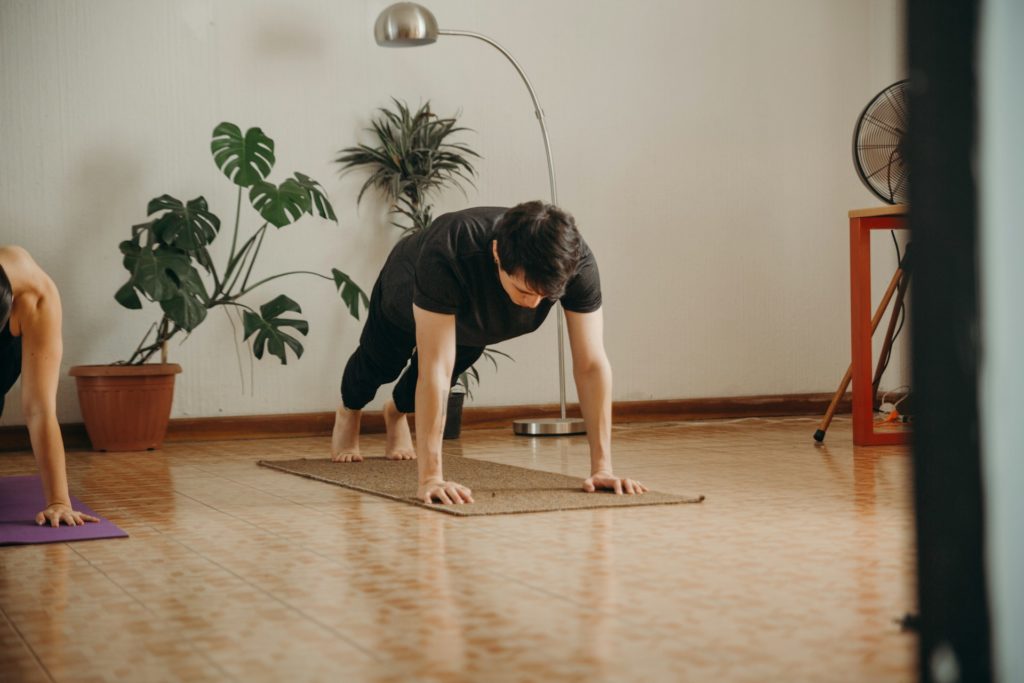Un pratiquant de yoga se pose jambes et bras tendus au sol.