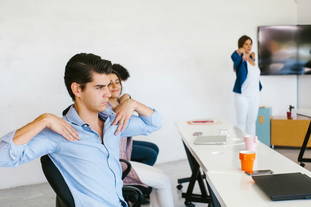 Des cadres d'entreprise font une séance de yoga au bureau.