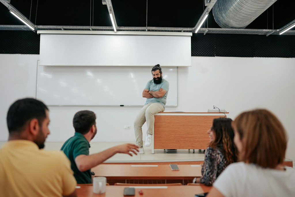Un professeur d'université souriant devant ses étudiants.