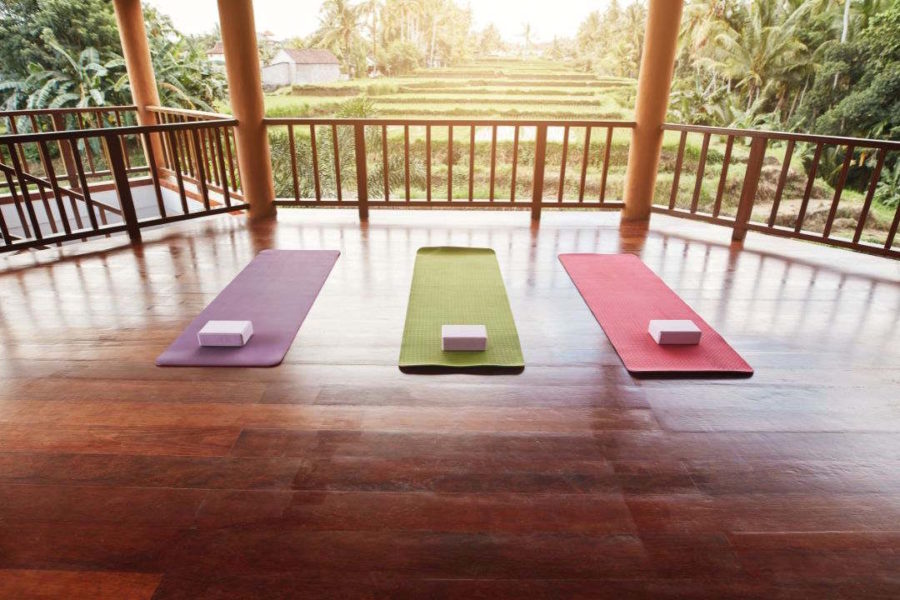 Trois tapis de sol posés au sol dans un pays à la végétation tropicale.