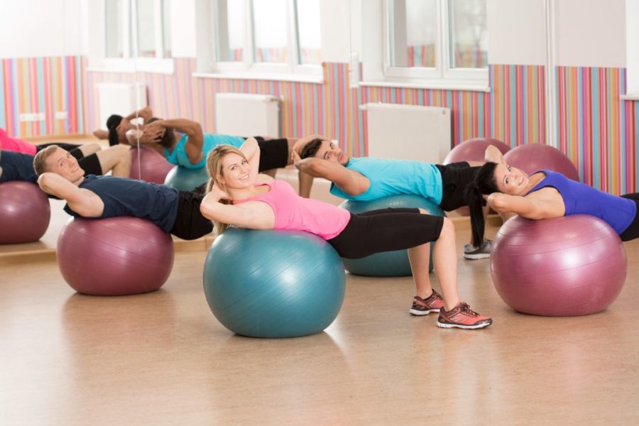 Un cours collectif de Pilates.